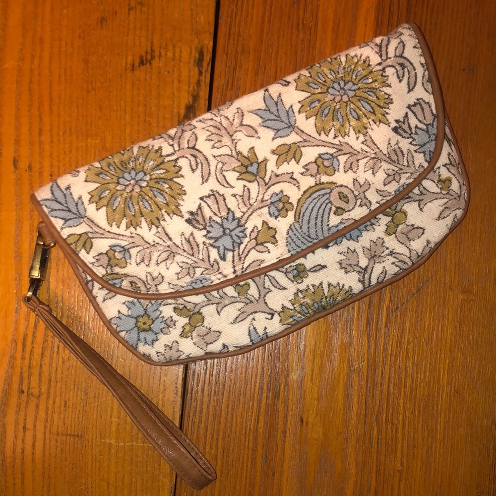 Joyn wristlet. Very good condition. Removable strap